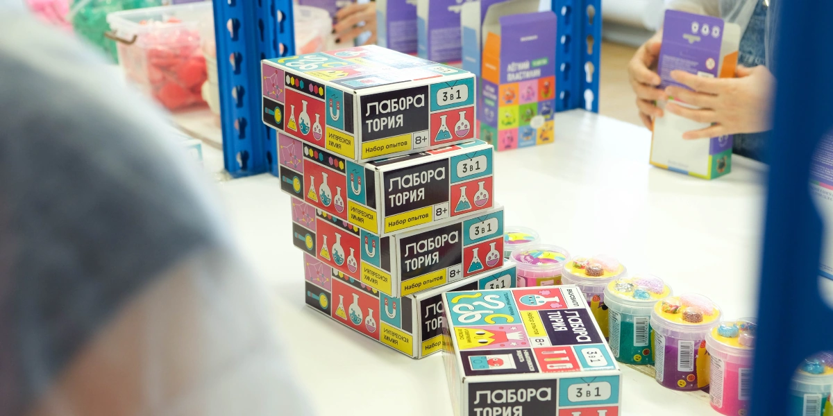 Наборы опытов — идеальная возможность познакомить детей с&nbsp;миром науки и&nbsp;при&nbsp;этом не дать им заскучать. В&nbsp;наборе вас ждёт всё необходимое для&nbsp;проведения увлекательных экспериментов в&nbsp;домашних условиях