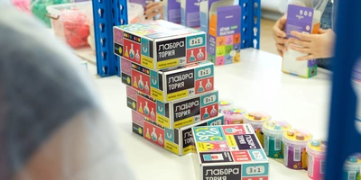 Наборы опытов — идеальная возможность познакомить детей с&nbsp;миром науки и&nbsp;при&nbsp;этом не дать им заскучать. В&nbsp;наборе вас ждёт всё необходимое для&nbsp;проведения увлекательных экспериментов в&nbsp;домашних условиях