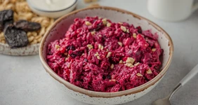 Салат из&nbsp;свёклы с&nbsp;черносливом, орехами и&nbsp;чесноком