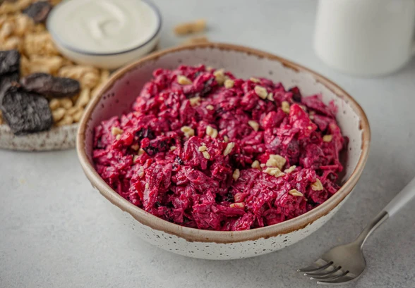 Рецепт «Салат из&nbsp;свёклы с&nbsp;черносливом, орехами и&nbsp;чесноком»