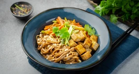 Гречневая лапша с&nbsp;тофу и&nbsp;овощами