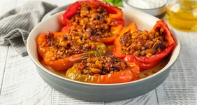 Фаршированные перцы «Лодочки» с&nbsp;колбасками и&nbsp;чечевицей