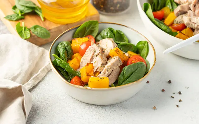Салат с&nbsp;индейкой и&nbsp;пряной тыквой