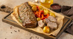 Свиные рёбра с&nbsp;картошкой и&nbsp;болгарским перцем