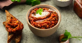 Песто из&nbsp;петрушки и&nbsp;вяленых томатов