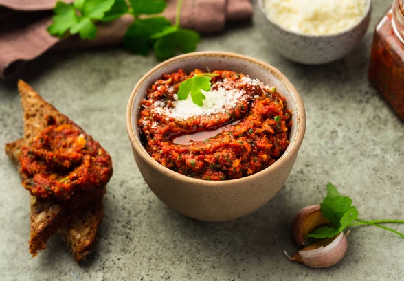 Рецепт «Песто из&nbsp;петрушки и&nbsp;вяленых томатов»