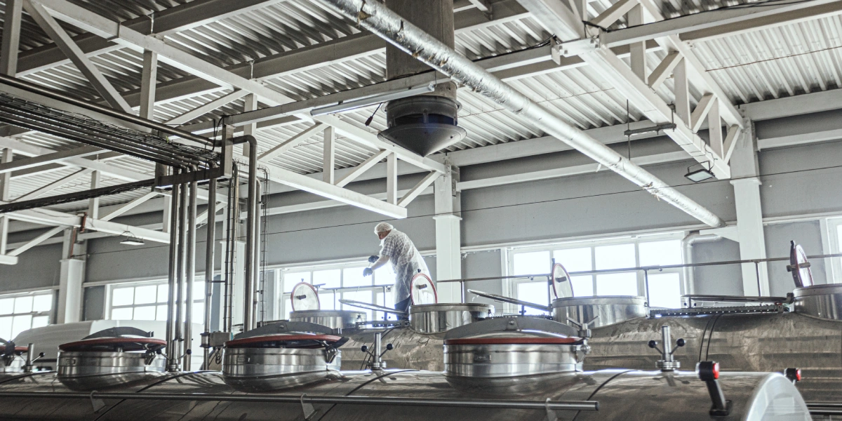 Водитель перемешивает молоко, а лаборант завода отбирает пробы и&nbsp;проводит анализ партии