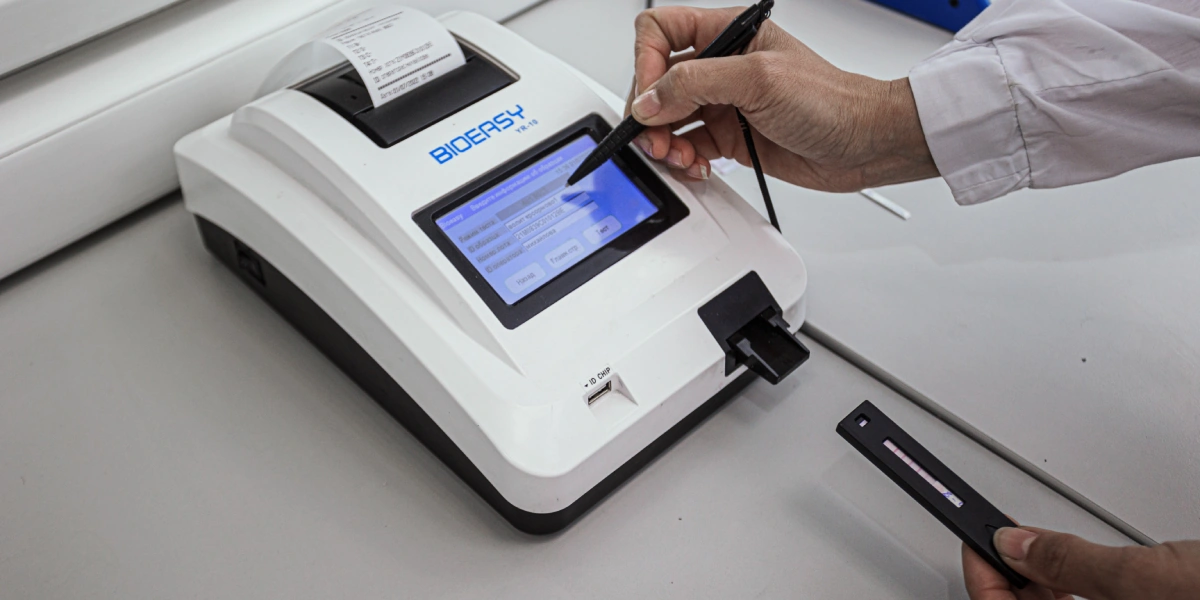 Тест на&nbsp;содержание антибиотиков в&nbsp;молоке. Тест-полоску на&nbsp;антибиотики считывает специальный ридер, а не человек, ведь интенсивность окрашивания каждый видит по-своему