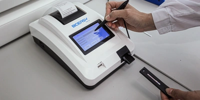 Тест на&nbsp;содержание антибиотиков в&nbsp;молоке. Тест-полоску на&nbsp;антибиотики считывает специальный ридер, а не человек, ведь интенсивность окрашивания каждый видит по-своему