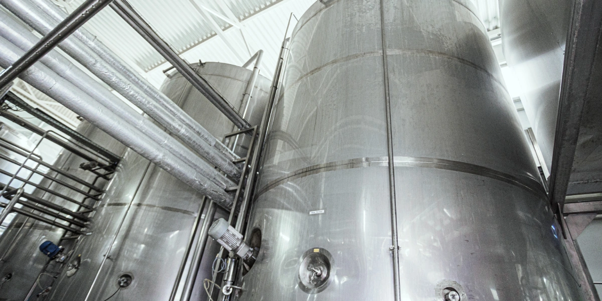 Для каждого вида продукции на&nbsp;предприятии используется отдельная ёмкость: для&nbsp;молока, кефира или творога