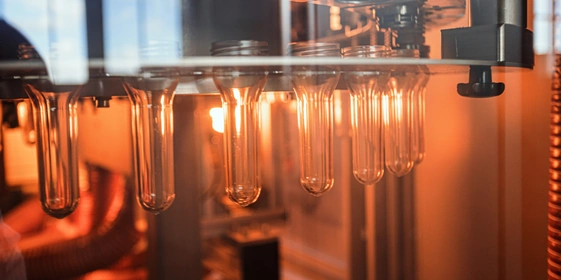 Из маленькой преформы выдувается бутылка объёмом 900 мл