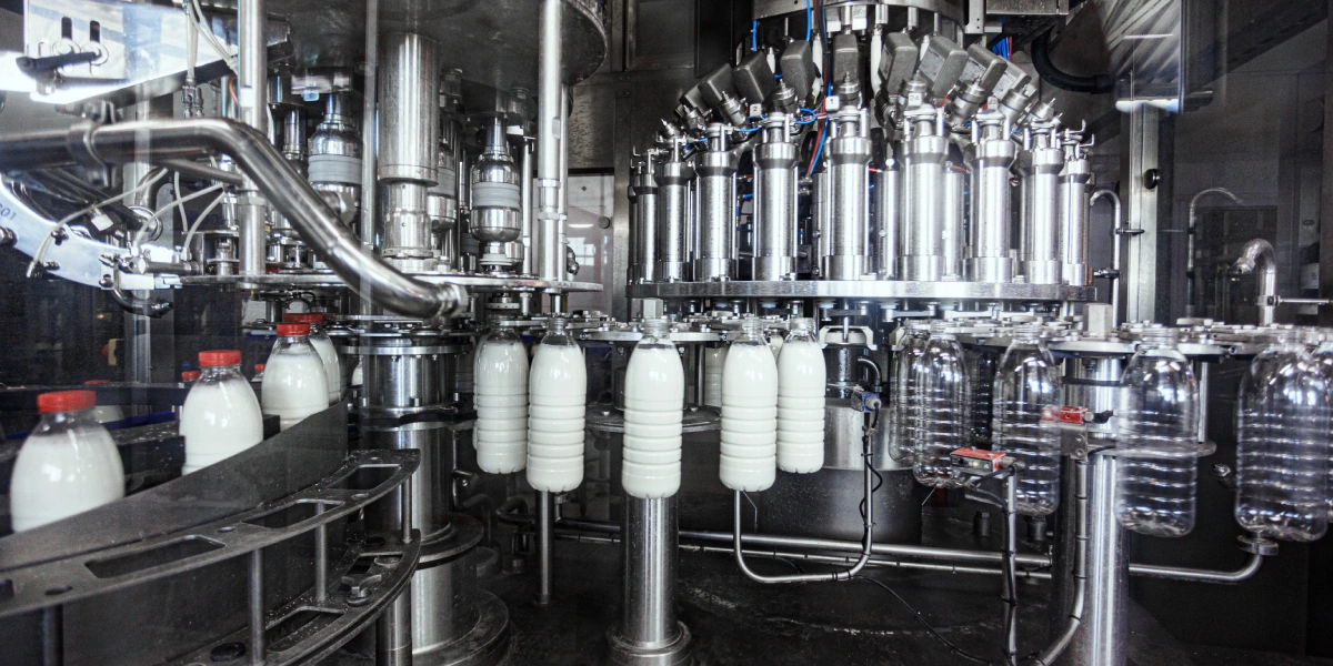 Молоко перемещается по&nbsp;полностью закрытому трубопроводу, тем самым исключён любой человеческий фактор и&nbsp;попадание посторонних примесей