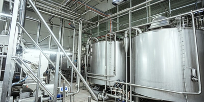 В творожных котлах молоко подогревают до&nbsp;температуры заквашивания (+28-32 градуса). Лаборант отбирает пробу, делает анализ, если всё соответствует норме, то даёт разрешение на&nbsp;заквашивание