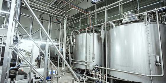 В творожных котлах молоко подогревают до&nbsp;температуры заквашивания (+28-32 градуса). Лаборант отбирает пробу, делает анализ, если всё соответствует норме, то даёт разрешение на&nbsp;заквашивание