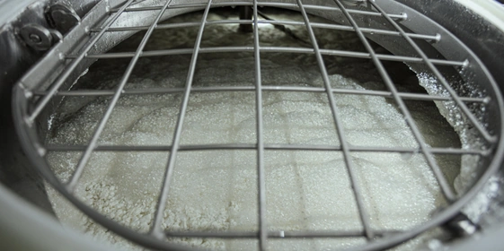 Смесь заквашивает микробиолог с&nbsp;помощью мезофильных заквасочных культур