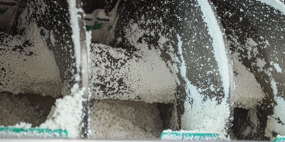 Сгусток творога разрезается на&nbsp;мелкие кусочки