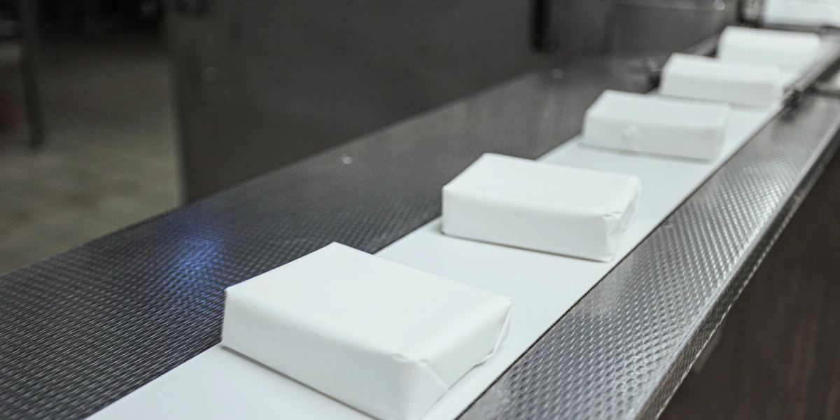 Творог фасуется в&nbsp;брикеты