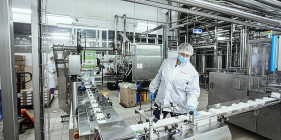 В исходном состоянии творог рассыпчат и&nbsp;зернист, однако с&nbsp;помощью специальной техники его можно спрессовать в&nbsp;пласты или сделать мягким и&nbsp;кремообразным