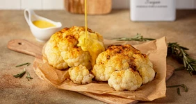 Запечённая цветная капуста с&nbsp;сырным соусом из&nbsp;чеддера