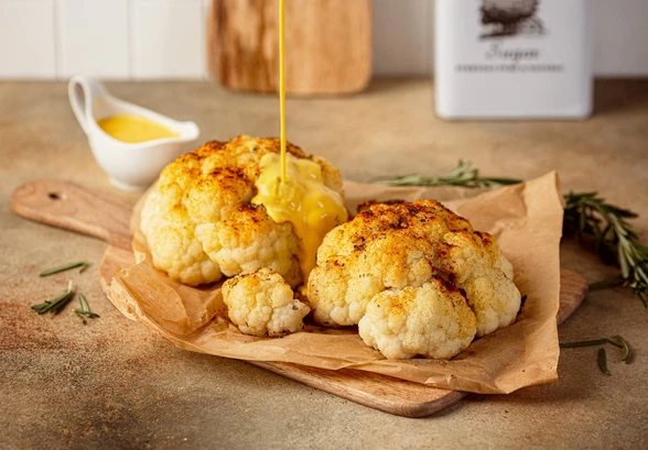 Рецепт «Запечённая цветная капуста с&nbsp;сырным соусом из&nbsp;чеддера»