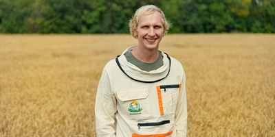 Антон Медов, основатель и&nbsp;лицо бренда «Мёд Руси. Медов». Занимается пчеловодством с&nbsp;19 лет