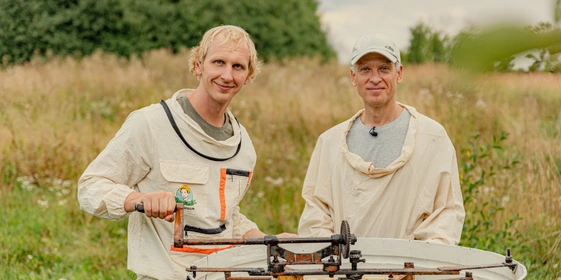 Качать мёд можно как в&nbsp;помещениях, так и&nbsp;полевым способом (как на&nbsp;фото), если пасека расположена в&nbsp;труднодоступном месте