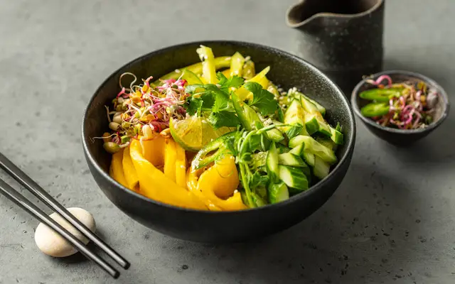 Тайский салат с&nbsp;манго