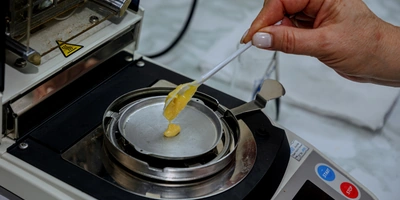 Всё сырьё, будь то овощи, грибы или ягоды, проходит входной контроль в&nbsp;лаборатории. Отдельный контроль осуществляется и&nbsp;для&nbsp;материалов: банка и&nbsp;крышка соприкасаются с&nbsp;продуктом — у них не должно быть дефектов