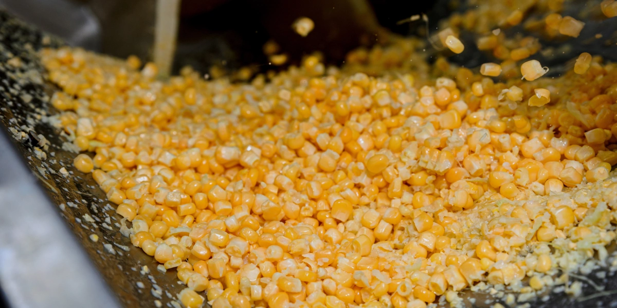 Зёрнышки промывают на&nbsp;флотационной мойке, где также происходит отделение легковесных примесей, битых зёрен и&nbsp;оболочек