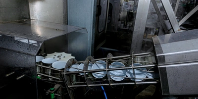 Жестяные банки обрабатывают острым паром температурой +120 градусов