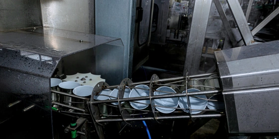 Жестяные банки обрабатывают острым паром температурой +120 градусов