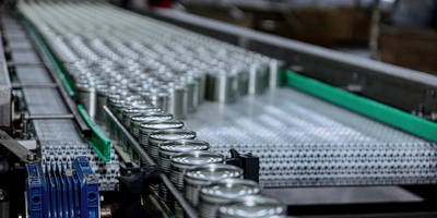 Банки закатывают и&nbsp;подают на&nbsp;стерилизацию