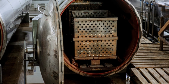 При температуре +120 градусов кукурузу прямо в&nbsp;баночках варят около&nbsp;30 минут в&nbsp;автоклаве