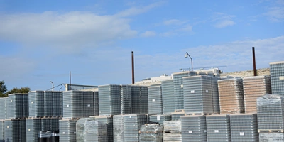 В сезон территория предприятия переполнена не одними овощами «только с&nbsp;грядки», но и&nbsp;заставлена многочисленными баночками