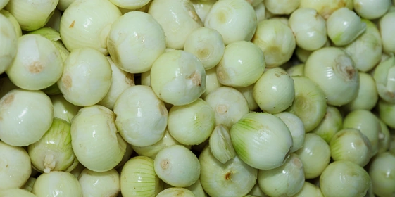 Параллельно очищается лук