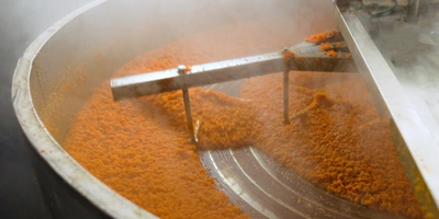 Лук и&nbsp;морковь измельчают и&nbsp;на&nbsp;больших промышленных сковородах пассеруют отдельно друг от&nbsp;друга