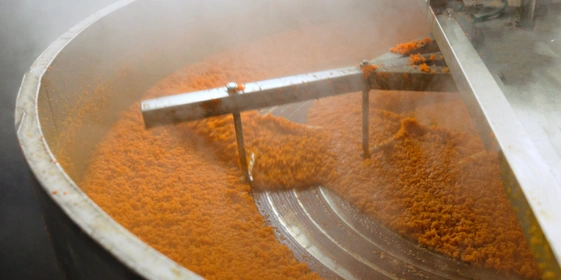 Лук и&nbsp;морковь измельчают и&nbsp;на&nbsp;больших промышленных сковородах пассеруют отдельно друг от&nbsp;друга