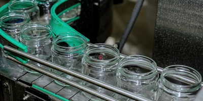 Банки перед&nbsp;помещением в&nbsp;них икры предварительно моют и&nbsp;обрабатывают 120-градусным паром