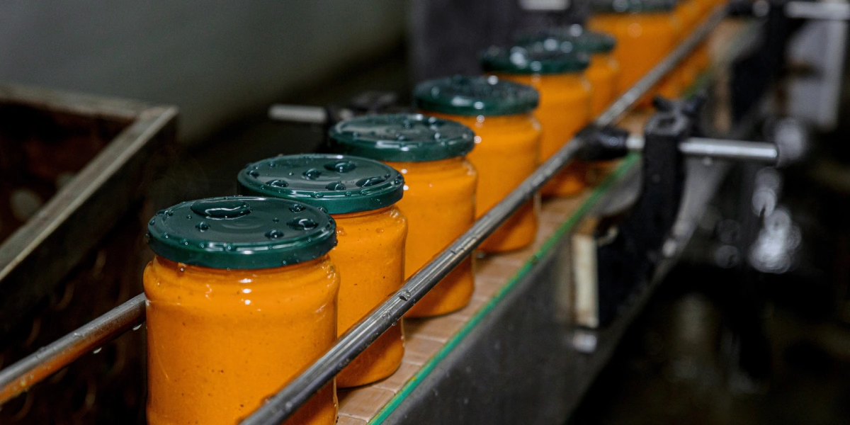 Закатанные банки собирают в&nbsp;корзину, чтобы отправить в&nbsp;автоклав — герметичный аппарат, где икра будет проходить стерилизацию при&nbsp;температуре +120 градусов