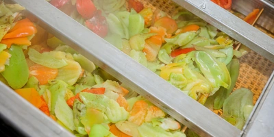 Отобранные половинки перца проходят через тепловой туннель, где поддерживается постоянная температура порядка&nbsp;+90 градусов. Её здесь называют ещё «водяной баней»