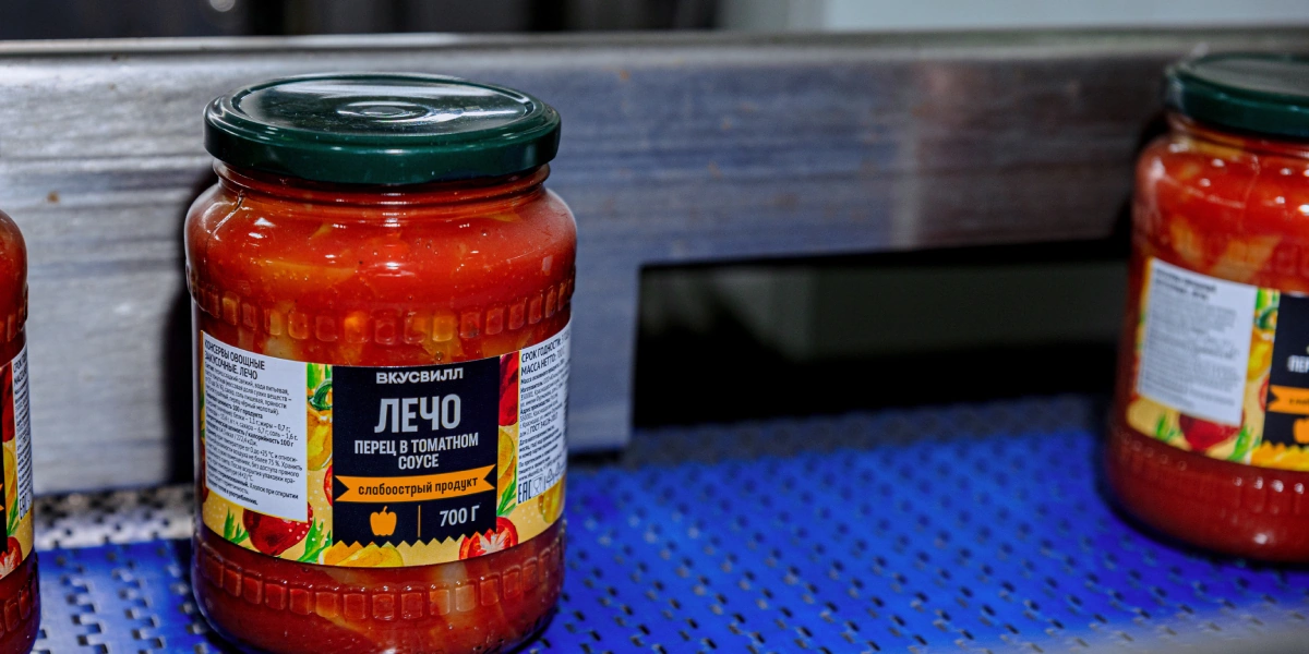 В предварительно обработанную паром банку помещают перец, заливают приготовленным здесь же томатным соусом и&nbsp;закупоривают крышкой