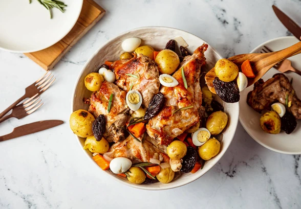 Рецепт «Кролик в&nbsp;духовке с&nbsp;картофелем и&nbsp;черносливом»