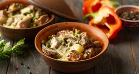 Свинина с&nbsp;картошкой в&nbsp;горшочке