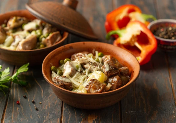 Рецепт «Свинина с&nbsp;картошкой в&nbsp;горшочке»