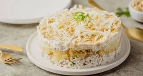 Салат с&nbsp;курицей, ананасом и&nbsp;сыром