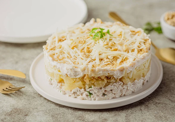 Рецепт «Салат с&nbsp;курицей, ананасом и&nbsp;сыром»