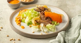 Тёплый салат с&nbsp;печенью и&nbsp;хурмой