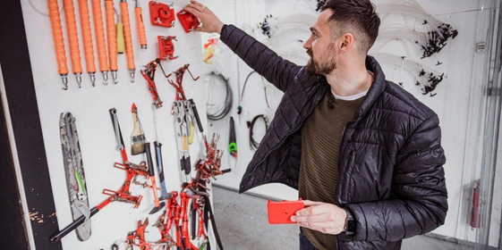 Мастерская кленовара, где собраны различные инструменты для&nbsp;работы с&nbsp;клёнами. К&nbsp;примеру, просверлить отверстие в&nbsp;дереве нужного диаметра и&nbsp;глубины помогает специальная накладка