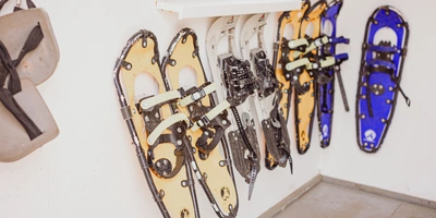 Каждый год первый раз к&nbsp;дереву сотрудник кленоварни подходит перед&nbsp;началом сезона, где-то в&nbsp;январе-феврале. Чтобы просверлить новое отверстие и&nbsp;не утонуть в&nbsp;глубоких сугробах, на&nbsp;помощь приходят снегоступы