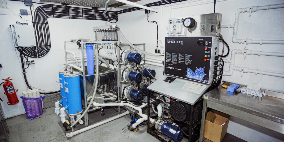 Систему обратного осмоса в&nbsp;быту принято использовать для&nbsp;получения чистой питьевой воды. В&nbsp;«Пензенских Кленоварнях» устройство предназначено для&nbsp;отделения сока от&nbsp;воды, которая здесь является отходом производства